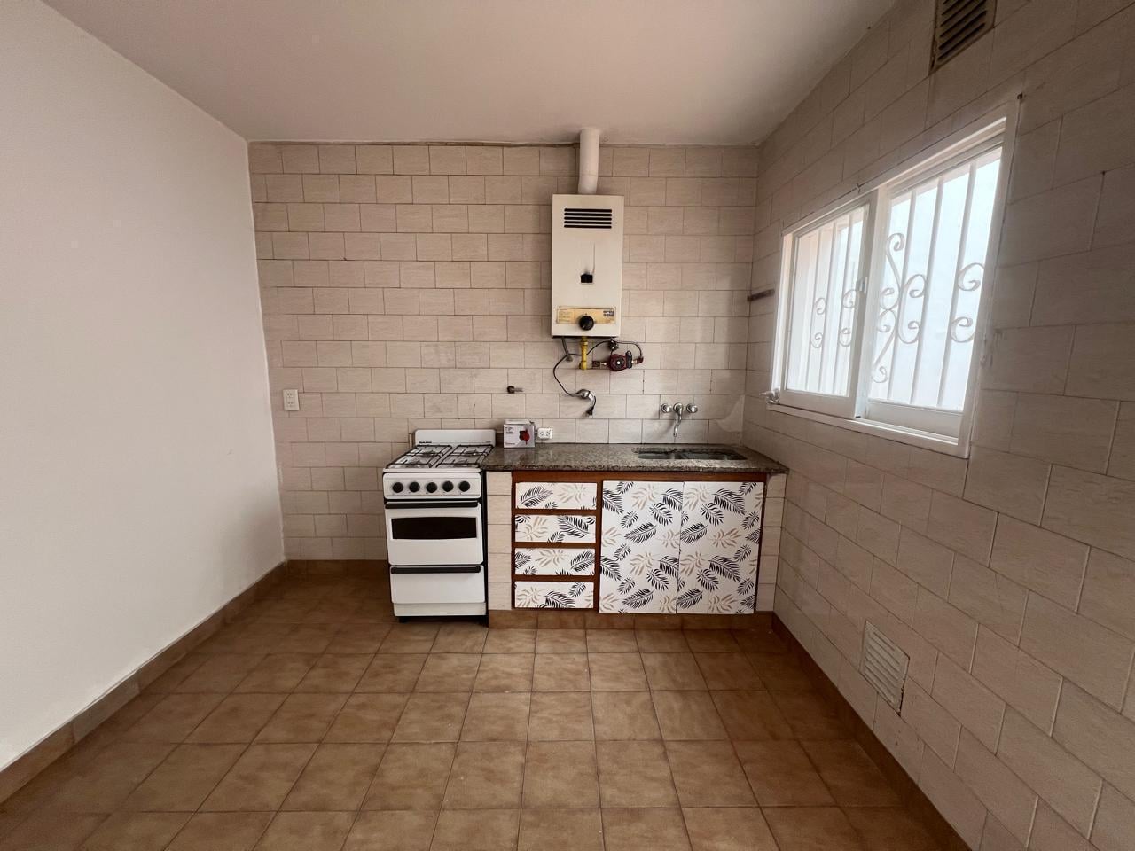 Foto de CASA DE PASILLO en ALQUILER, Amplia con patio, SIN EXPENSAS, centro, imagen 2