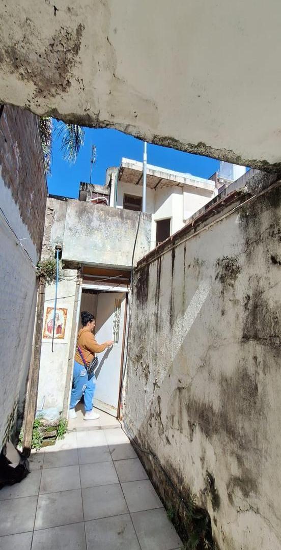 Foto de Casa de pasillo en venta, A RECICLAR, de 3 dormitorios, 2 baños, patio, imagen 3