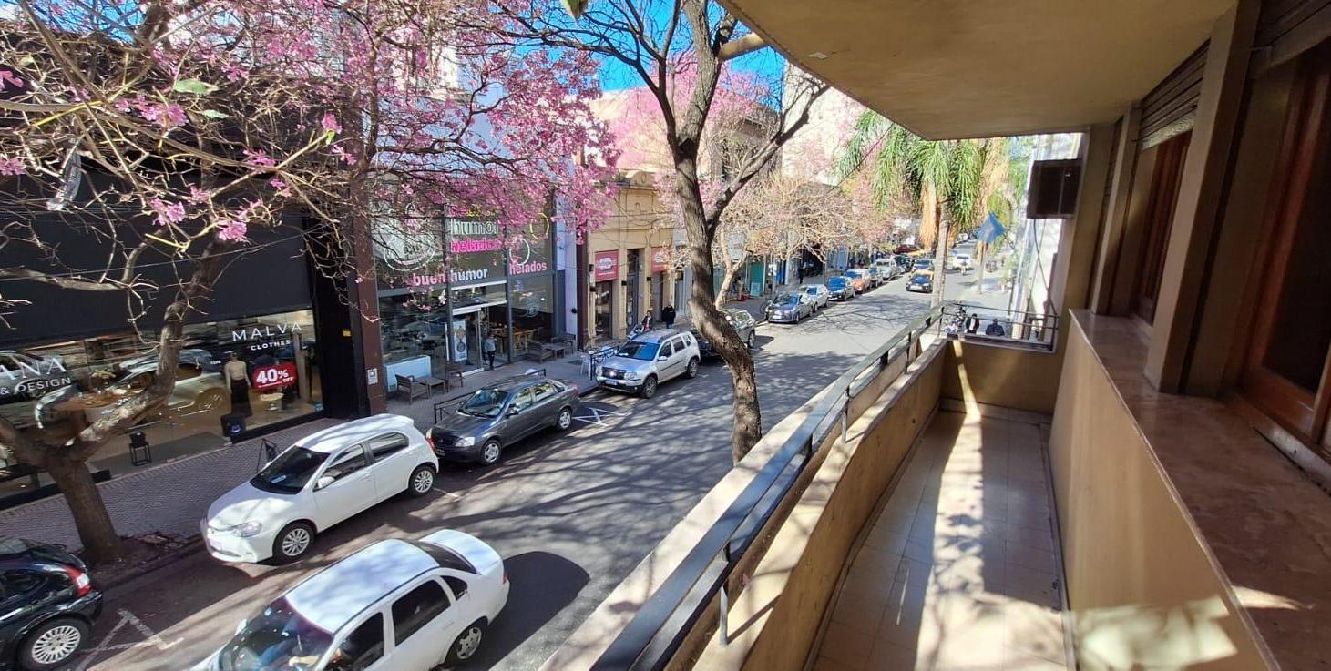 Foto de Casa EN VENTA, PLANTA ALTA, balcón al frente, con inmensa terraza, imagen 1