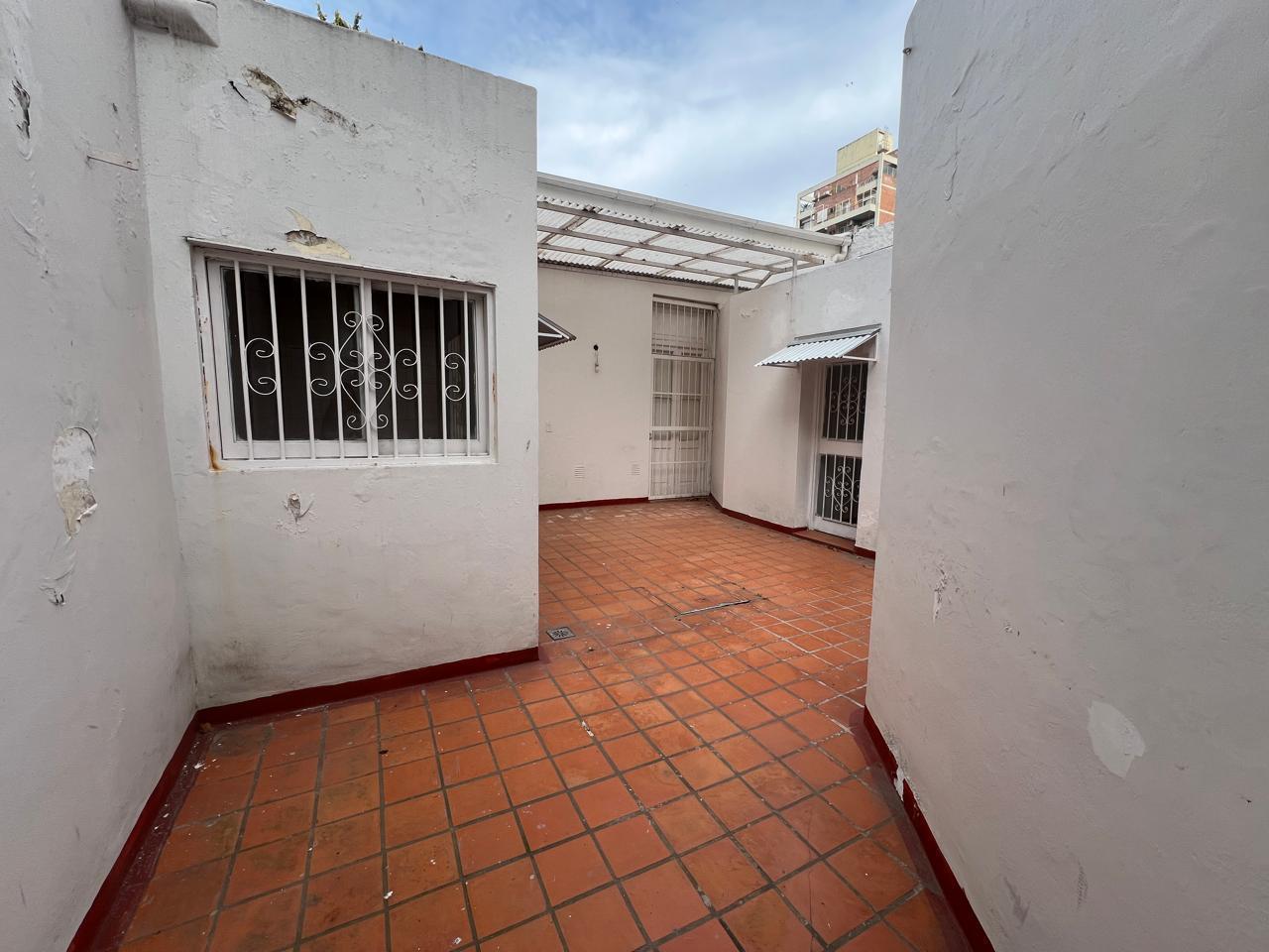 Foto de CASA DE PASILLO en ALQUILER, Amplia con patio, SIN EXPENSAS, centro, imagen 3