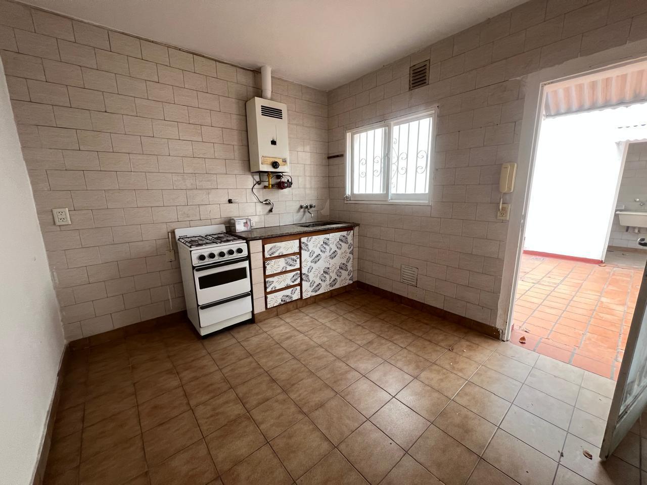 Foto de CASA DE PASILLO en ALQUILER, Amplia con patio, SIN EXPENSAS, centro, imagen 2
