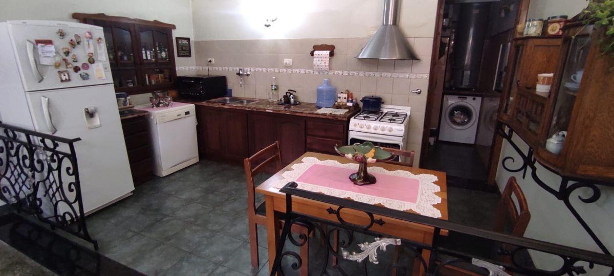 Foto de Tres locales, cinco departamentos y chalet principal en Capilla del, imagen 2
