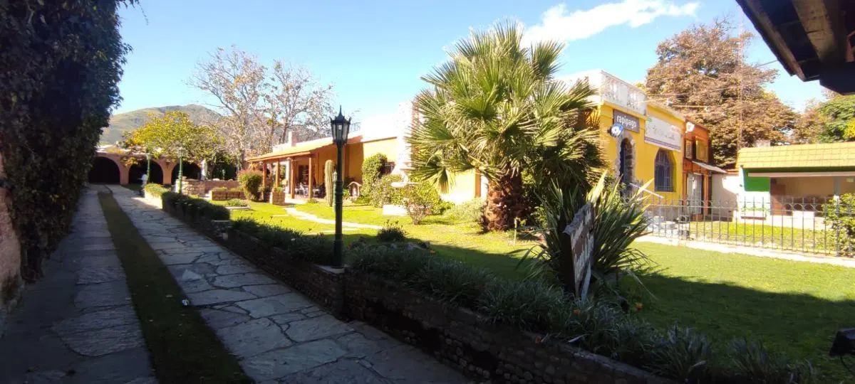Tres locales, cinco departamentos y chalet principal en Capilla del Monte, Córdoba (01-577) 3