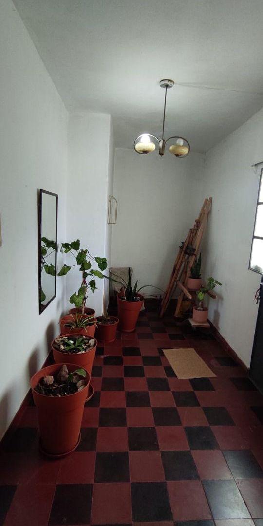 Foto de ¡INVERSIÓN! Hermoso chalet con departamento en regia ubicación de B°, imagen 5