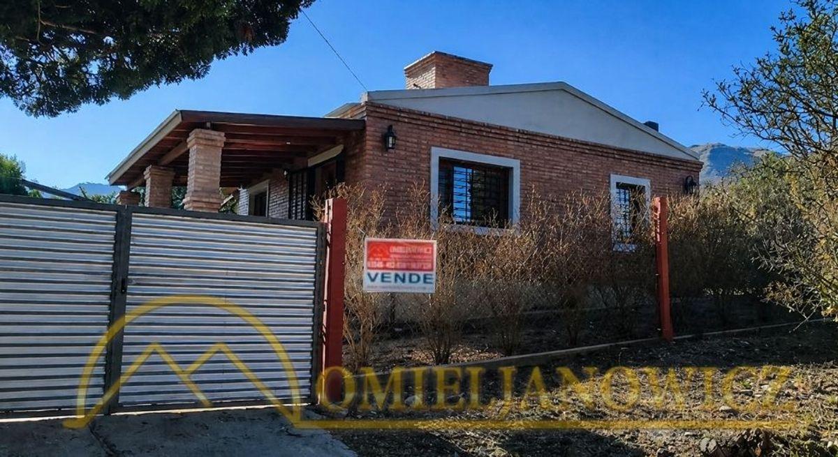 Chalet de excelente calidad sobre boulevard en B° Las Gemelas, Capilla del Monte (01-280)