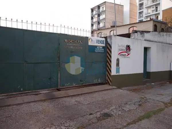COCHERA A LA VENTA EN AMPLIO LOTE  SOBRE  CALLE MISIONES AL 300 2