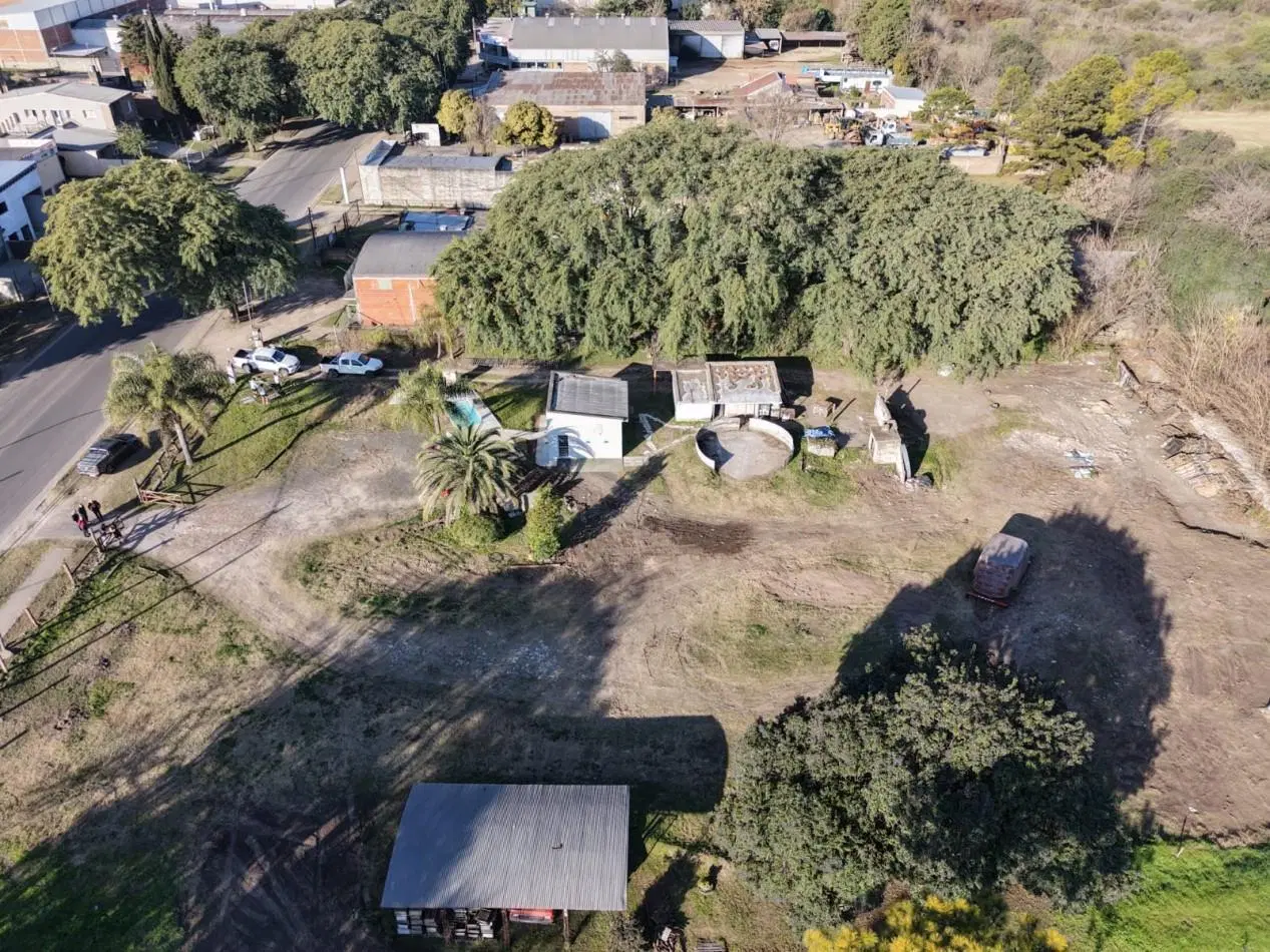 AMPLIO LOTE CON OFICINA Y DEPOSITO EN ALQUILER O VENTA EN AVENIDA ALMAFUERTE 4