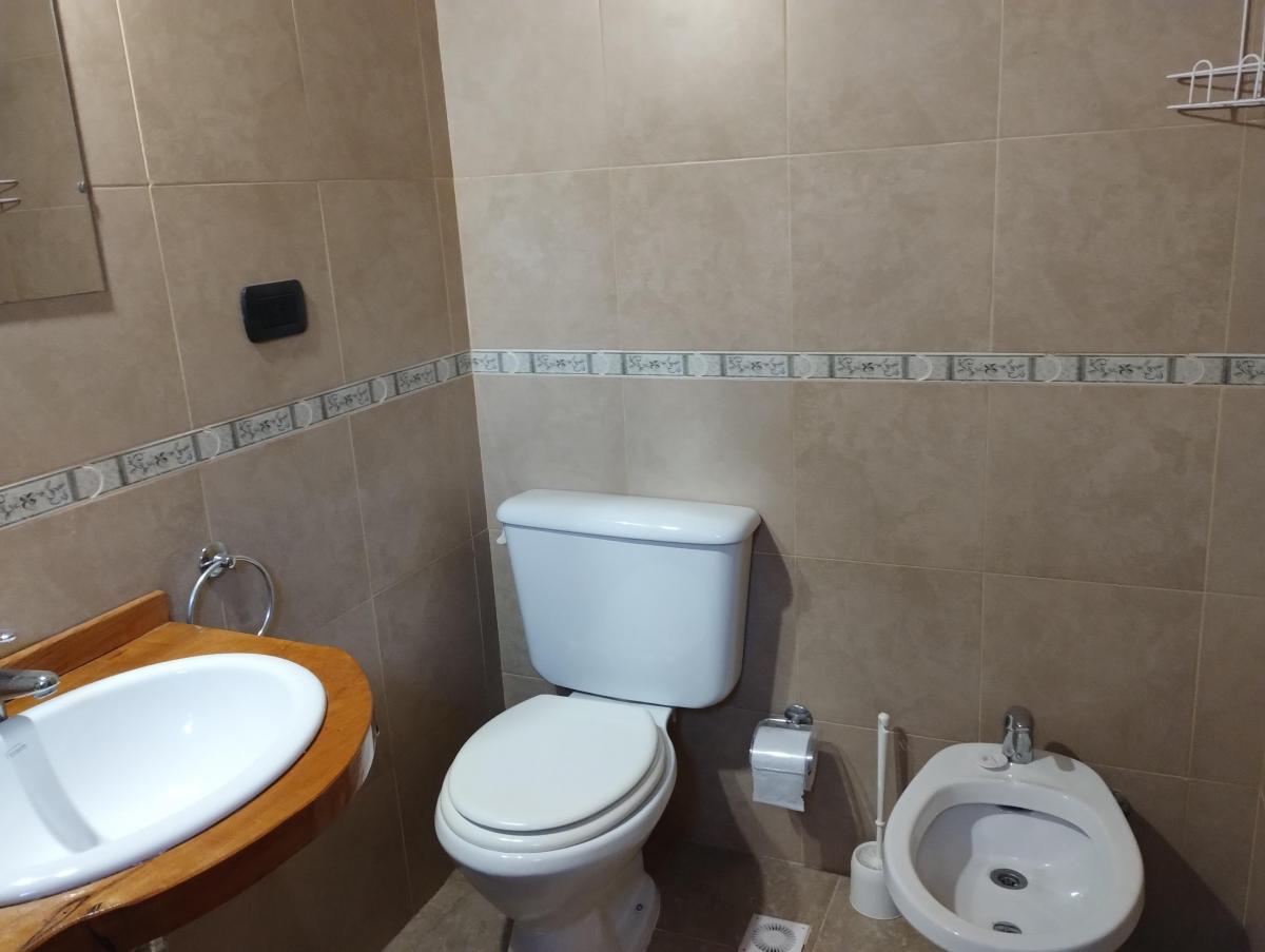 Complejo de apart y chalet con amplia pileta, gran parque y vistas únicas