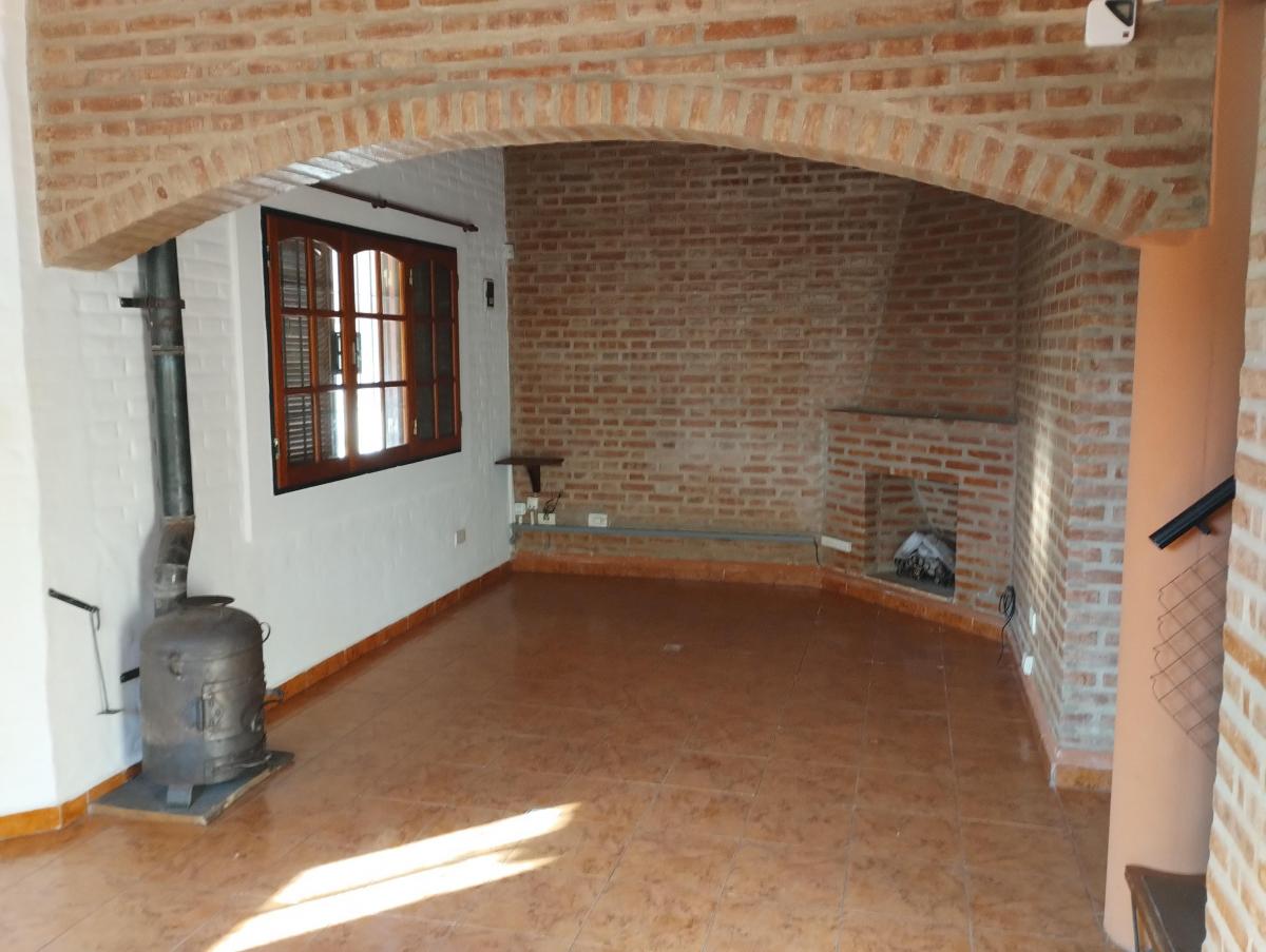 Hermoso Chalet 2 Plantas con Quincho en Barrio Residencial Mina Clavero 3