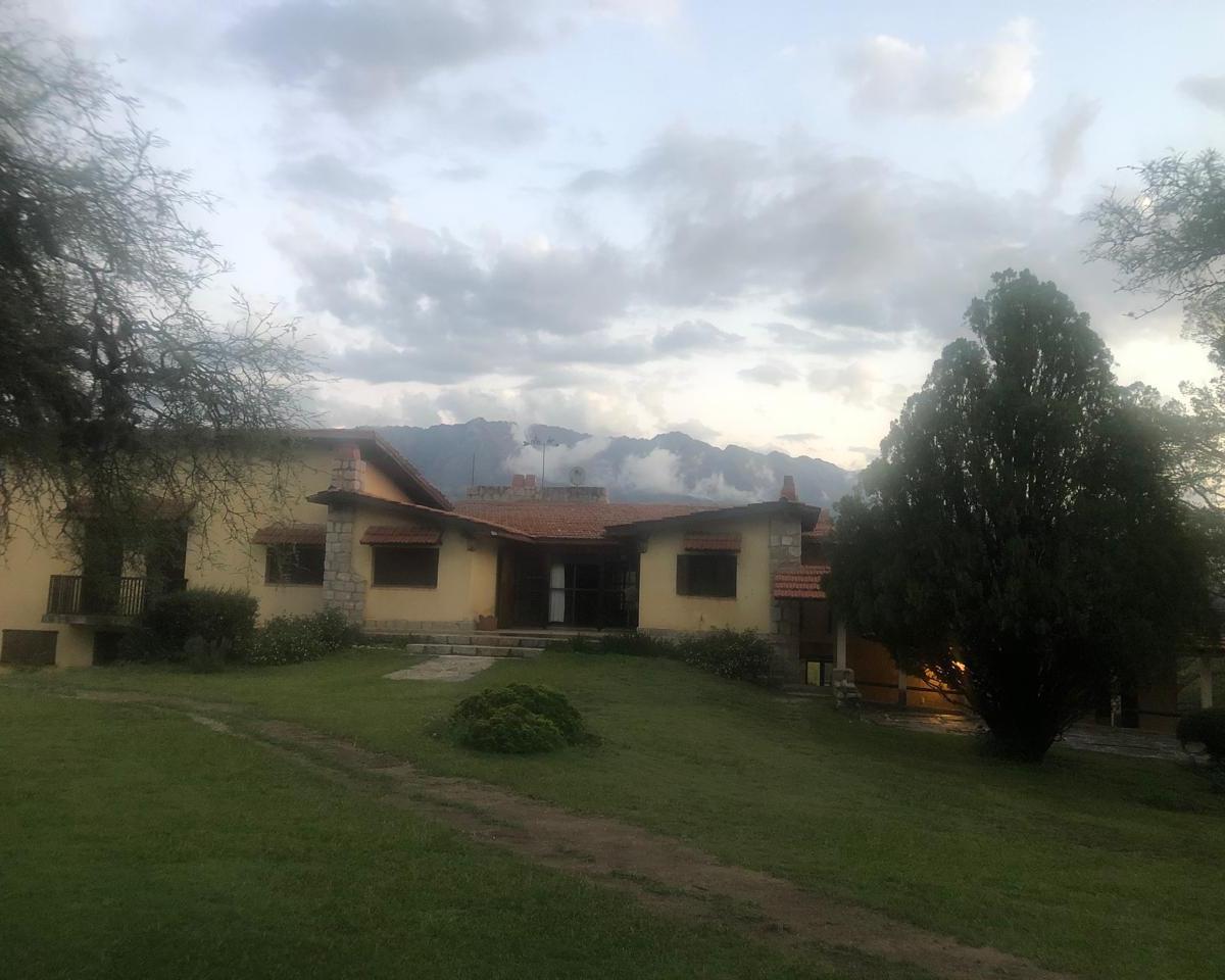Imponente Chalet 2 Plantas Amplio Parque, 2 Piscinas y Casa Casero en Las Calles 4