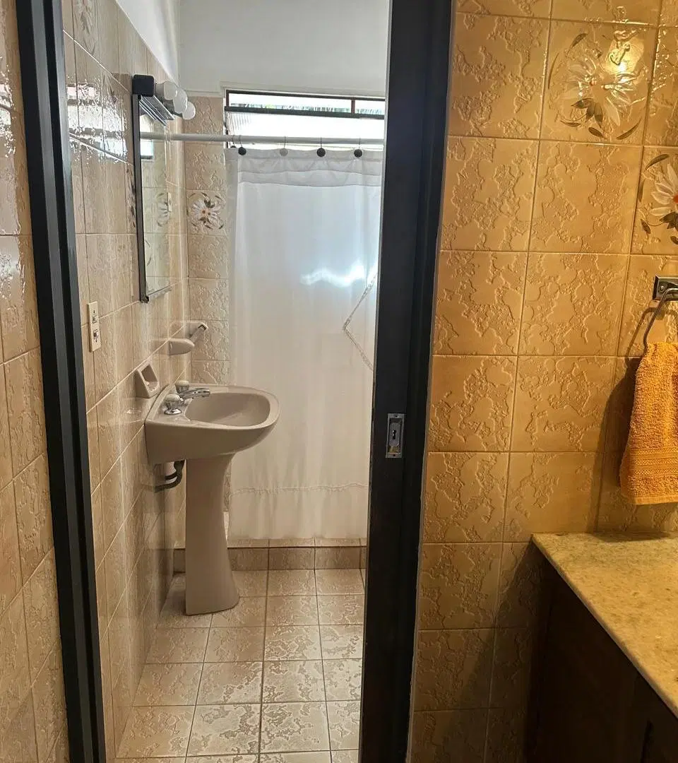 Casa en Venta de 3 Dormitorios con Cochera Doble  Apta Crédito  Barrio Parque Chacabuco 4