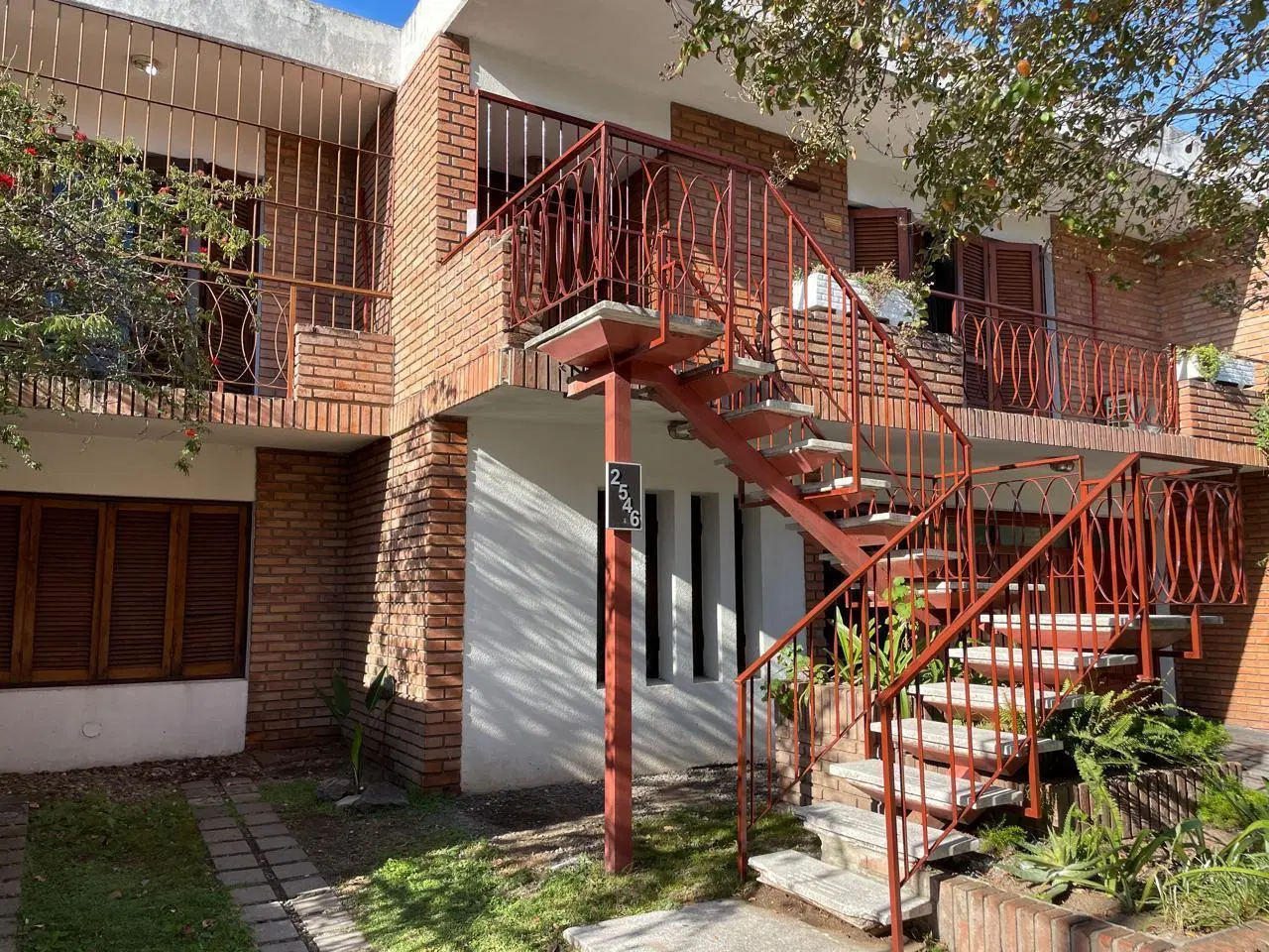 Casa en Venta de 3 Dormitorios con Cochera Doble  Apta Crédito  Barrio Parque Chacabuco 2
