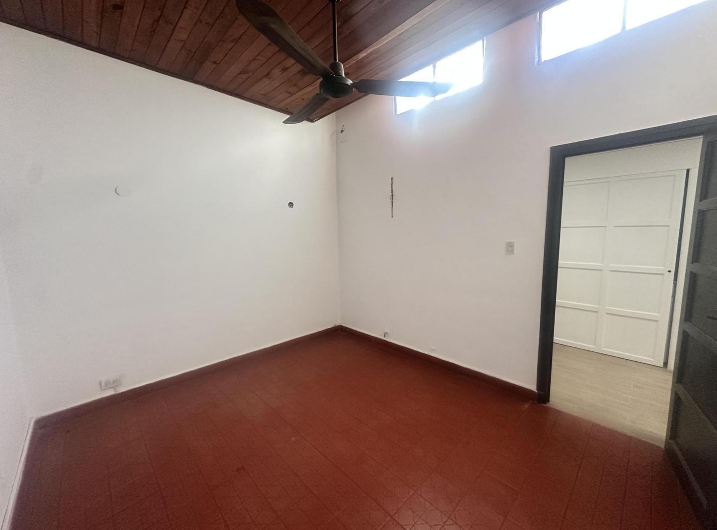 Foto de Casa Comercial en Alquiler - 6 oficinas consultorios-B Gemes, imagen 3