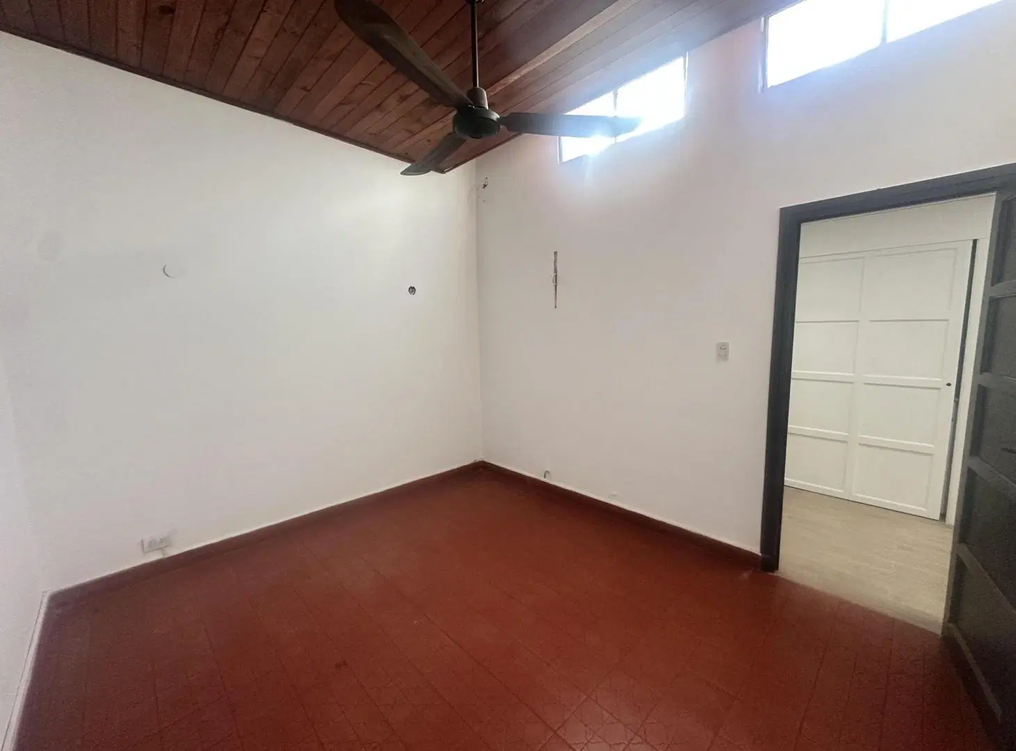 Casa Comercial en Alquiler - 6 oficinas consultorios-B Gemes 3