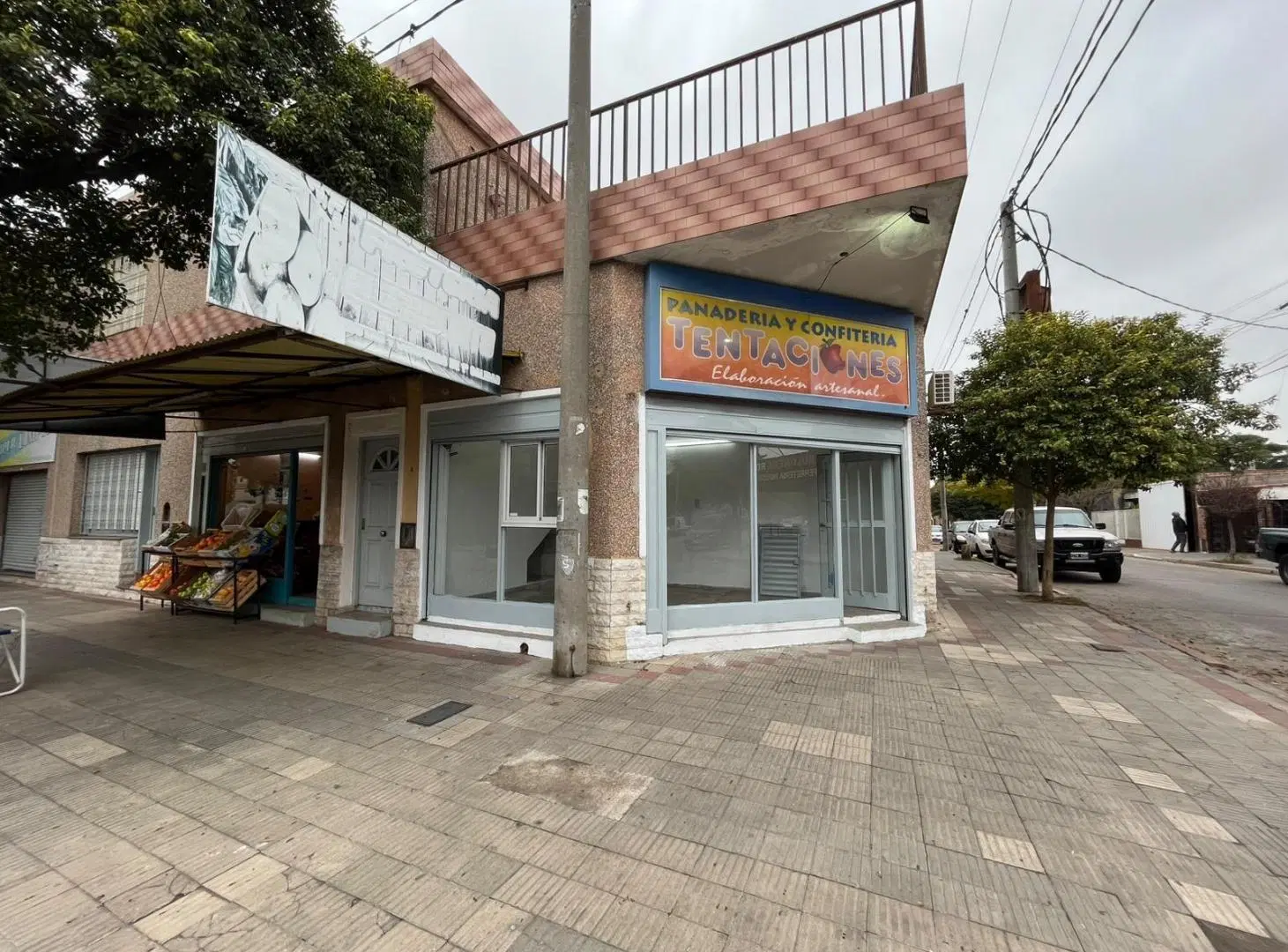 LOCAL COMERCIAL ESQUINA SOBRE AV. CORNELIO SAAVEDRA 4