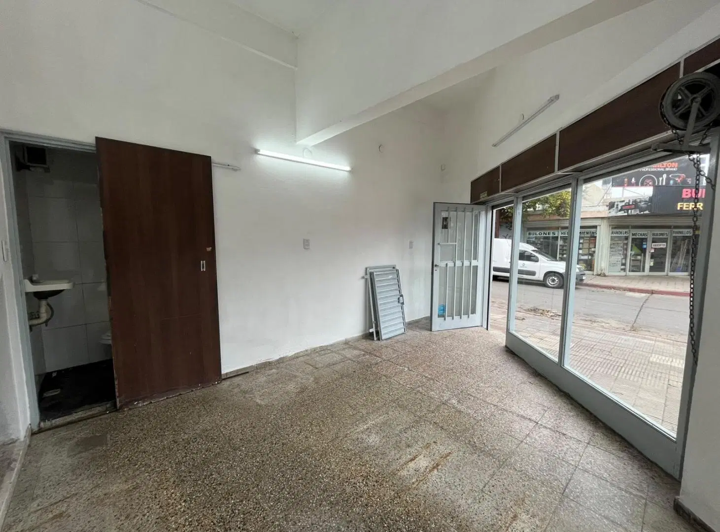 LOCAL COMERCIAL ESQUINA SOBRE AV. CORNELIO SAAVEDRA 2