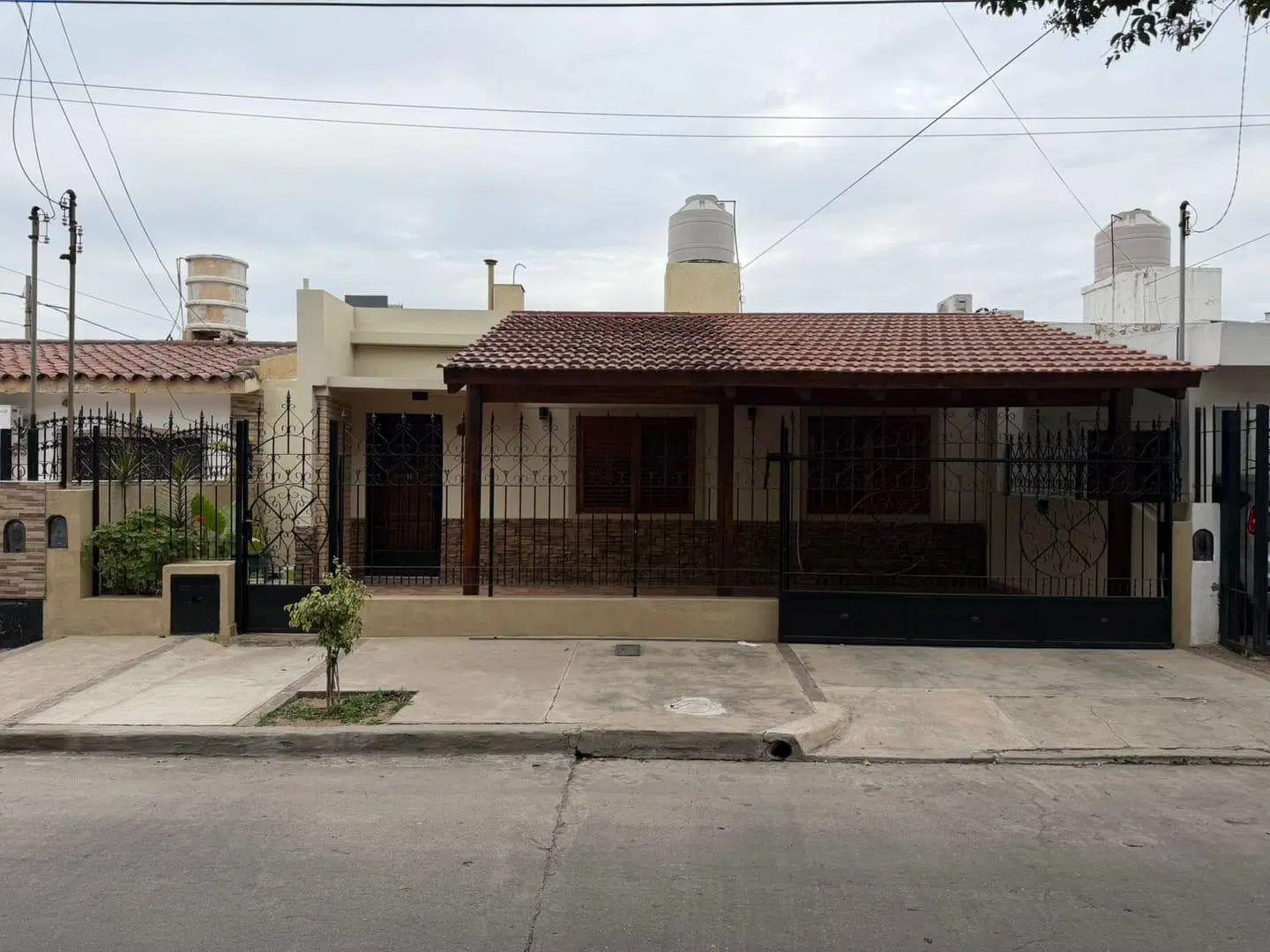 APTA CRÉDITO | Casa de 3 Dormitorios con Pileta y Cochera en B° Residencial América 4
