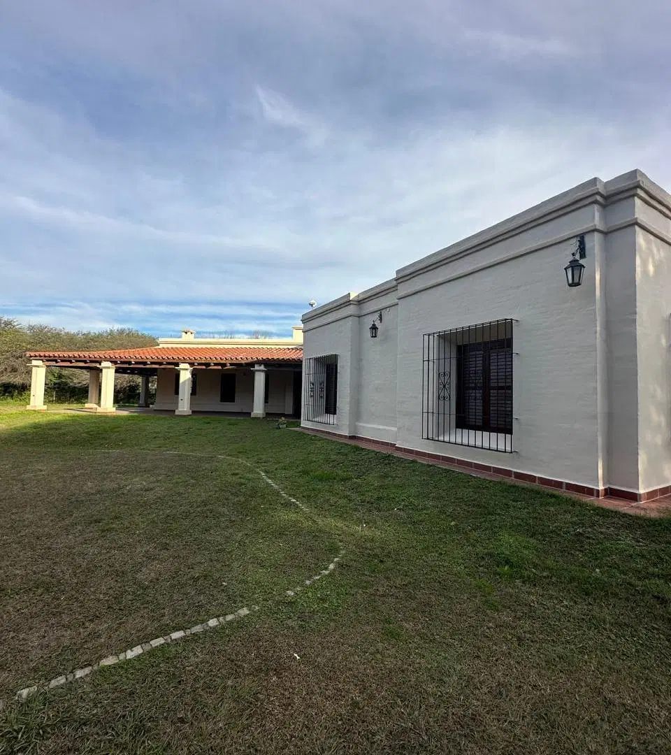 ALQUILER  Casa exclusiva en Housing El Hornero con piscina, parque de 4.800 m2 y cochera doble 2