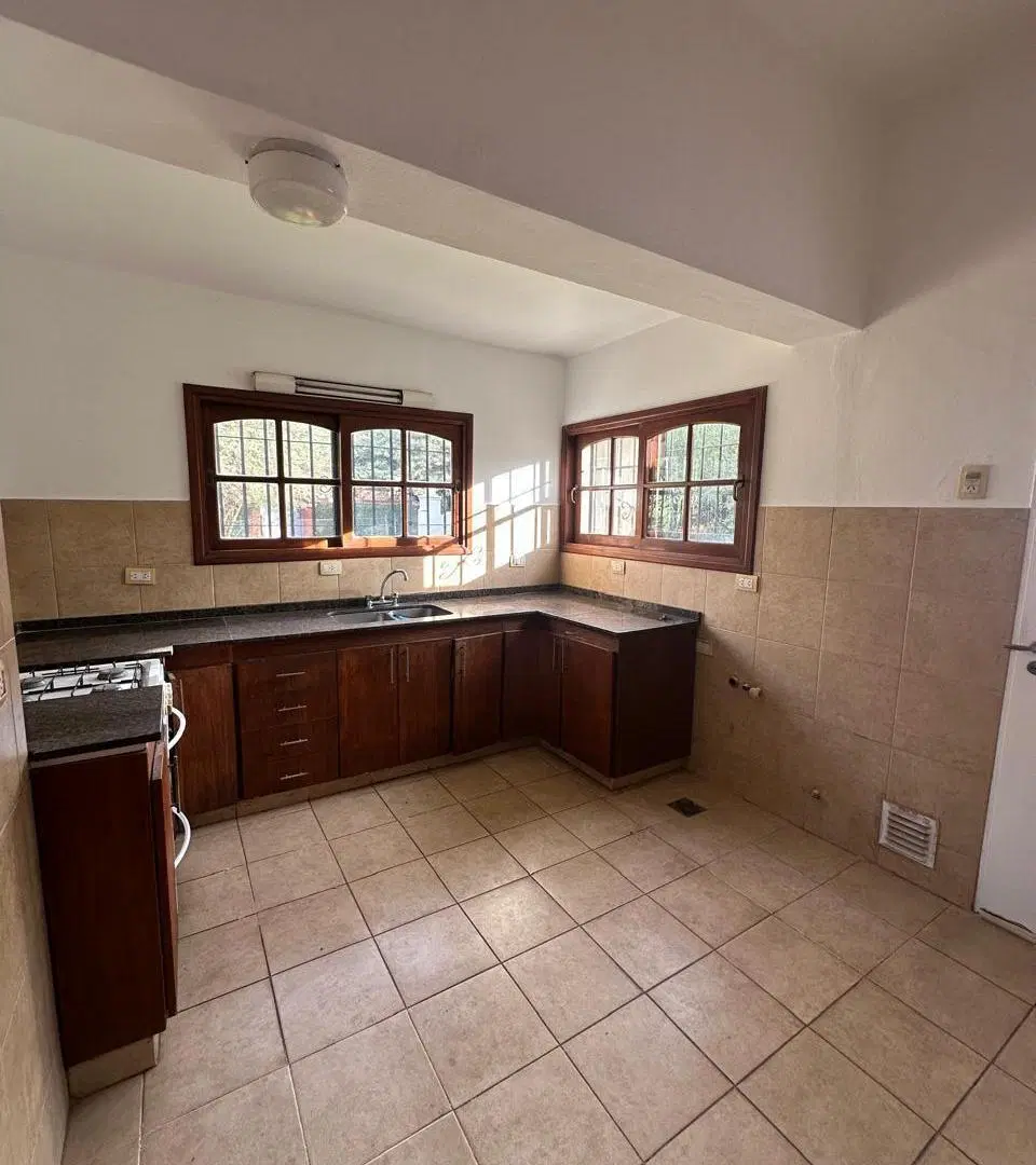 ALQUILER  Casa exclusiva en Housing El Hornero con piscina, parque de 4.800 m2 y cochera doble 4