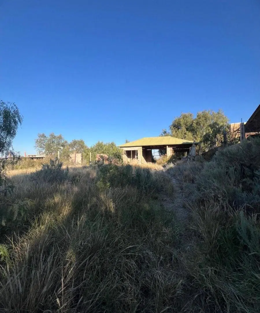 Inmobiliaria Beltrán vende lote con construcción de Quincho Barrio privado Nuevas Quintas 5