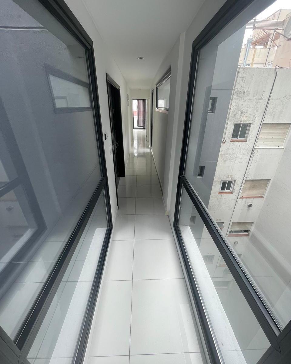 Departamento en Venta de 3 Ambientes C/ Cochera en Área Centro 4