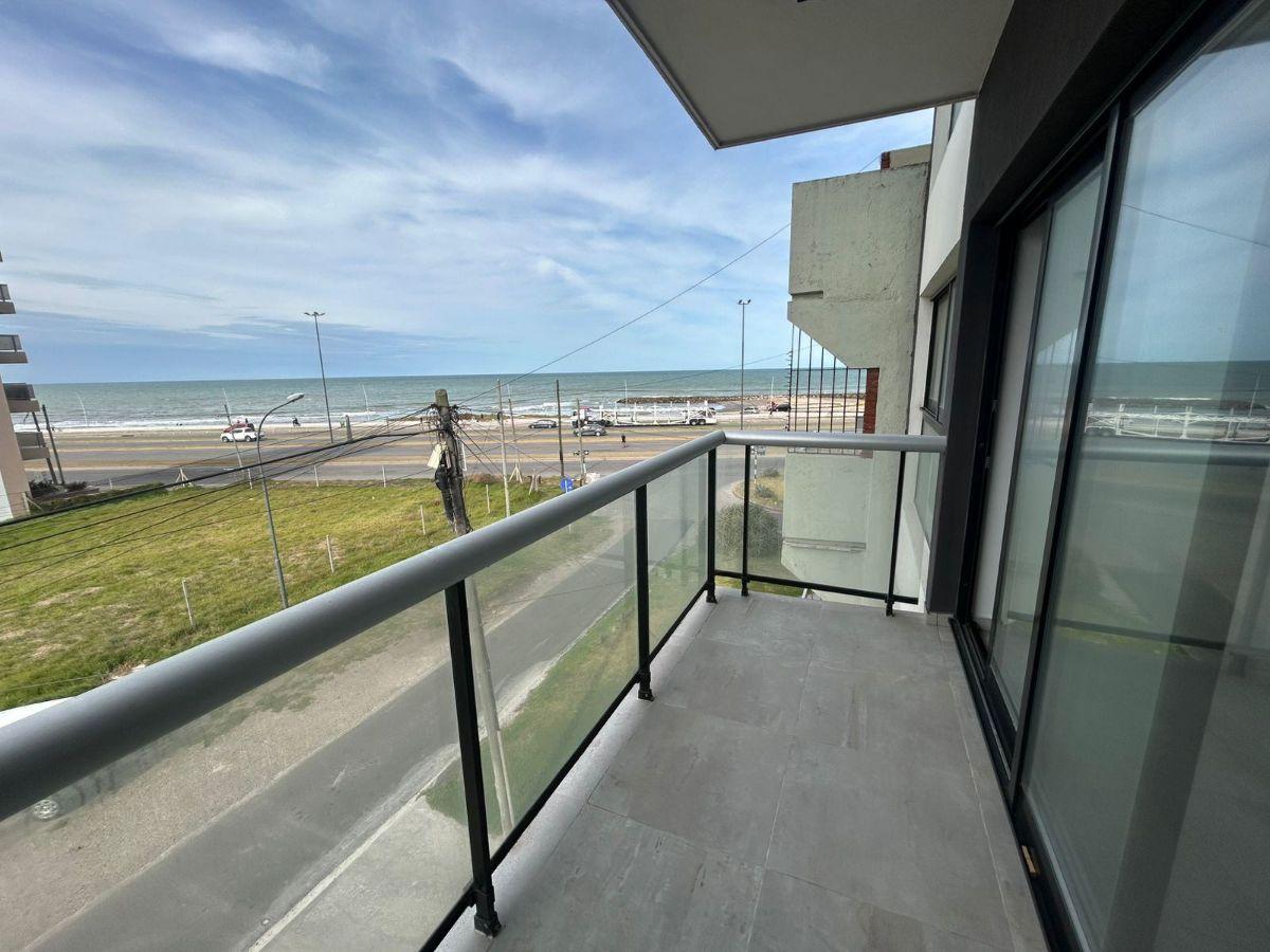Venta departamento 2 ambientes con cochera doble frente al mar