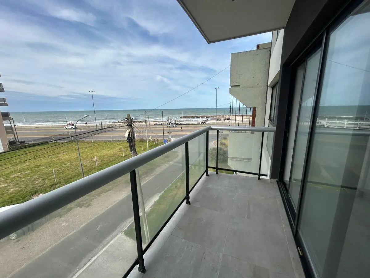 Venta departamento 2 ambientes con cochera doble frente al mar 1