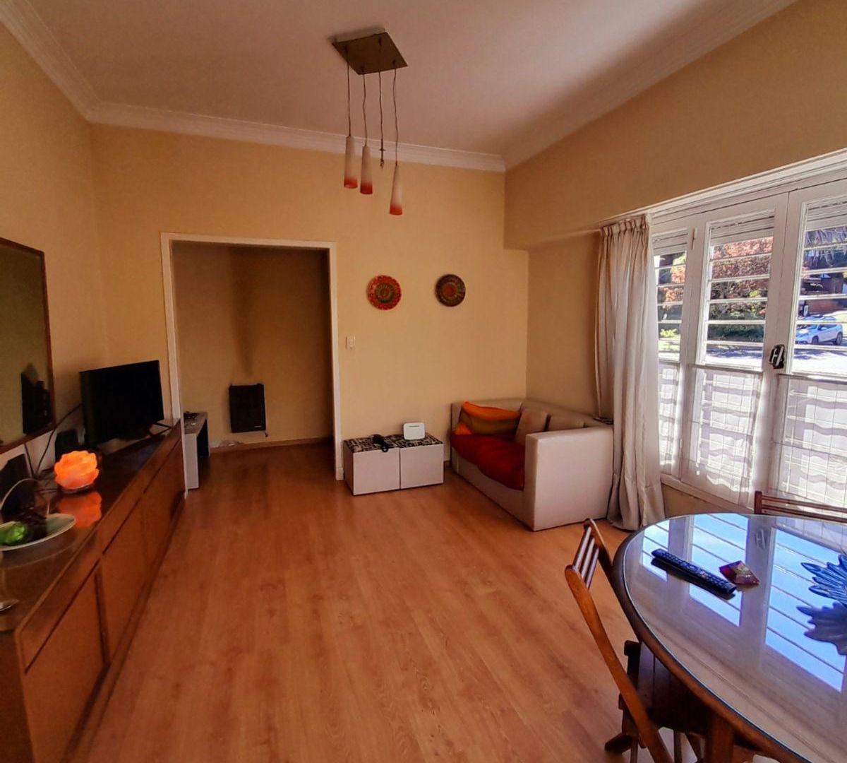 EN ALQUILER | CHALET 4 AMBIENTES EN ESQUINA CON GARAGE Y QUINCHO
