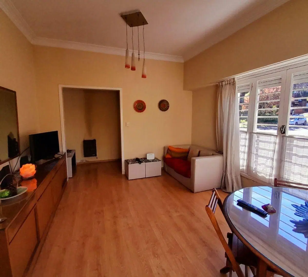 EN ALQUILER | CHALET 4 AMBIENTES EN ESQUINA CON GARAGE Y QUINCHO 2