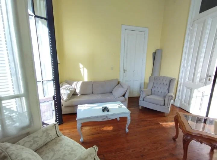 Foto de Semipiso Muy luminoso 4 Amb. Balcón. Edificio Antigüo. VENTA - BALVANERA, imagen 4