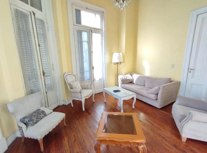 Semipiso Muy luminoso 4 Amb. Balcón. Edificio Antigüo. VENTA - BALVANERA