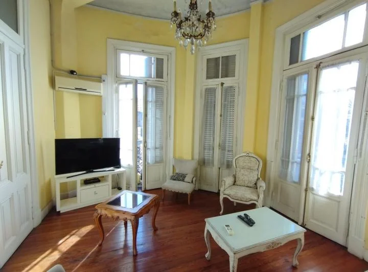 Foto de Semipiso Muy luminoso 4 Amb. Balcón. Edificio Antigüo. VENTA - BALVANERA, imagen 5