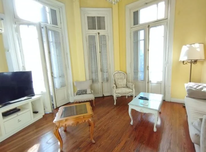 Foto de Semipiso Muy luminoso 4 Amb. Balcón. Edificio Antigüo. VENTA - BALVANERA, imagen 3