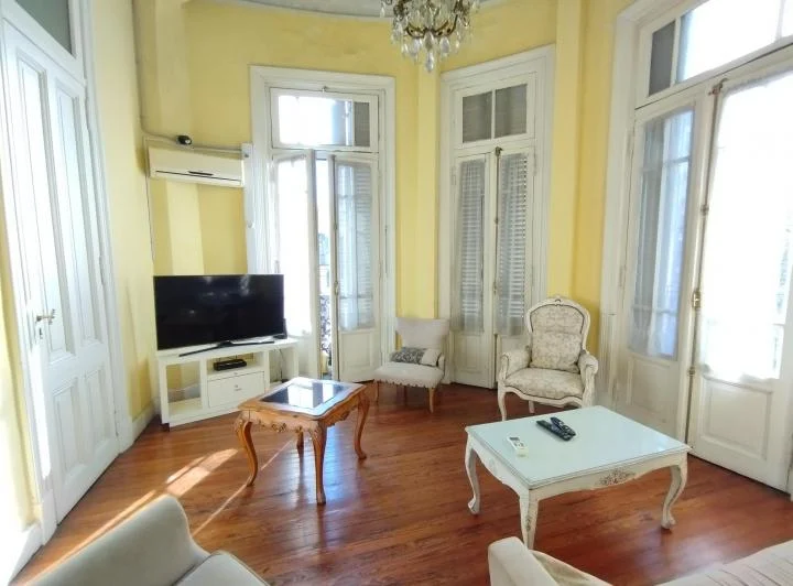 Foto de Semipiso Muy luminoso 4 Amb. Balcón. Edificio Antigüo. VENTA - BALVANERA, imagen 2