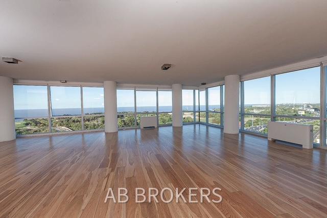 EXCELENTE 4 AMBIENTES CON VISTA EN COMPLEJO AL RIO.