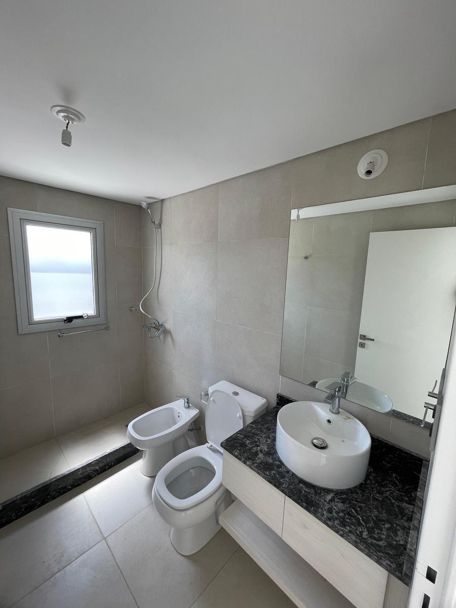 Depto de 1 Dormitorio con Amplio Living - Comedor. Frente 5