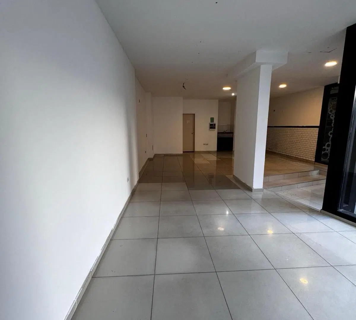 Alquilo local comercial en a metros de plaza españa Nueva Cordoba 5