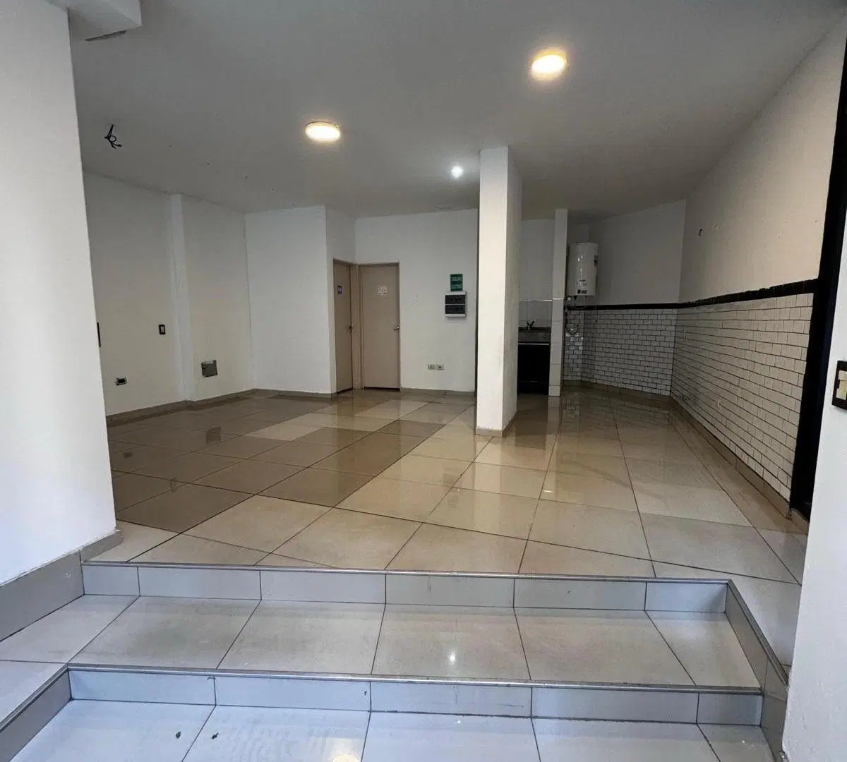 Alquilo local comercial en a metros de plaza españa Nueva Cordoba 1