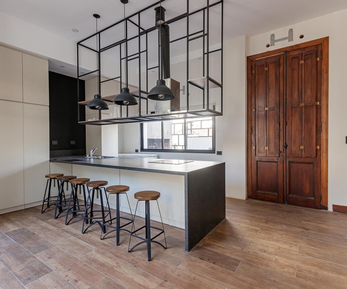Casa en planta alta de estilo totalmente reciclada, quincho y terraza
