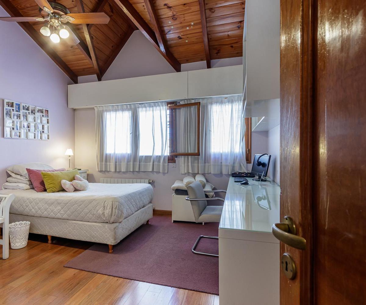 Venta Casa 4 Dorm. con Patio Verde en Abasto 5