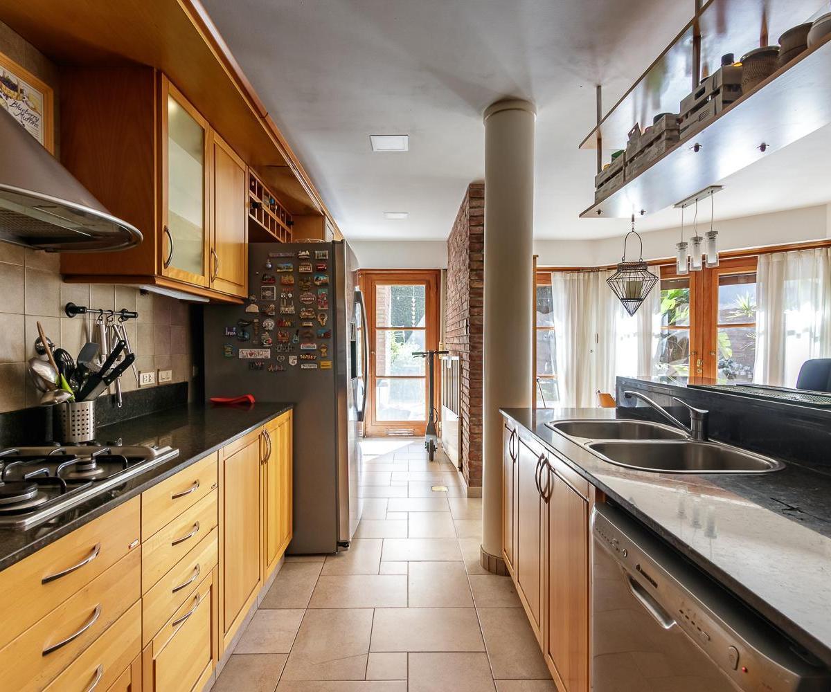 Venta Casa 4 Dorm. con Patio Verde en Abasto 2