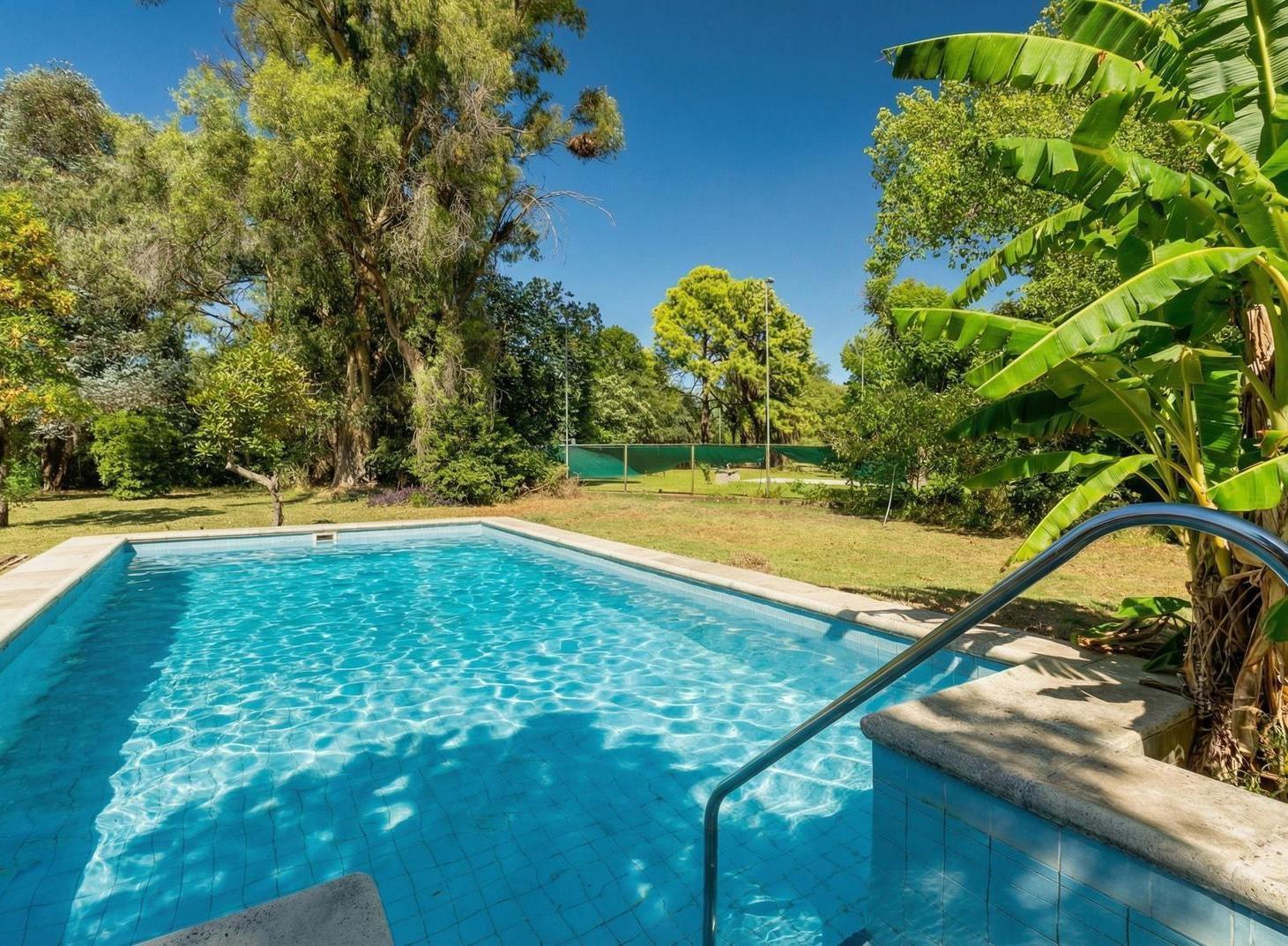 Caseron con gran jardin arbolado en Roldan