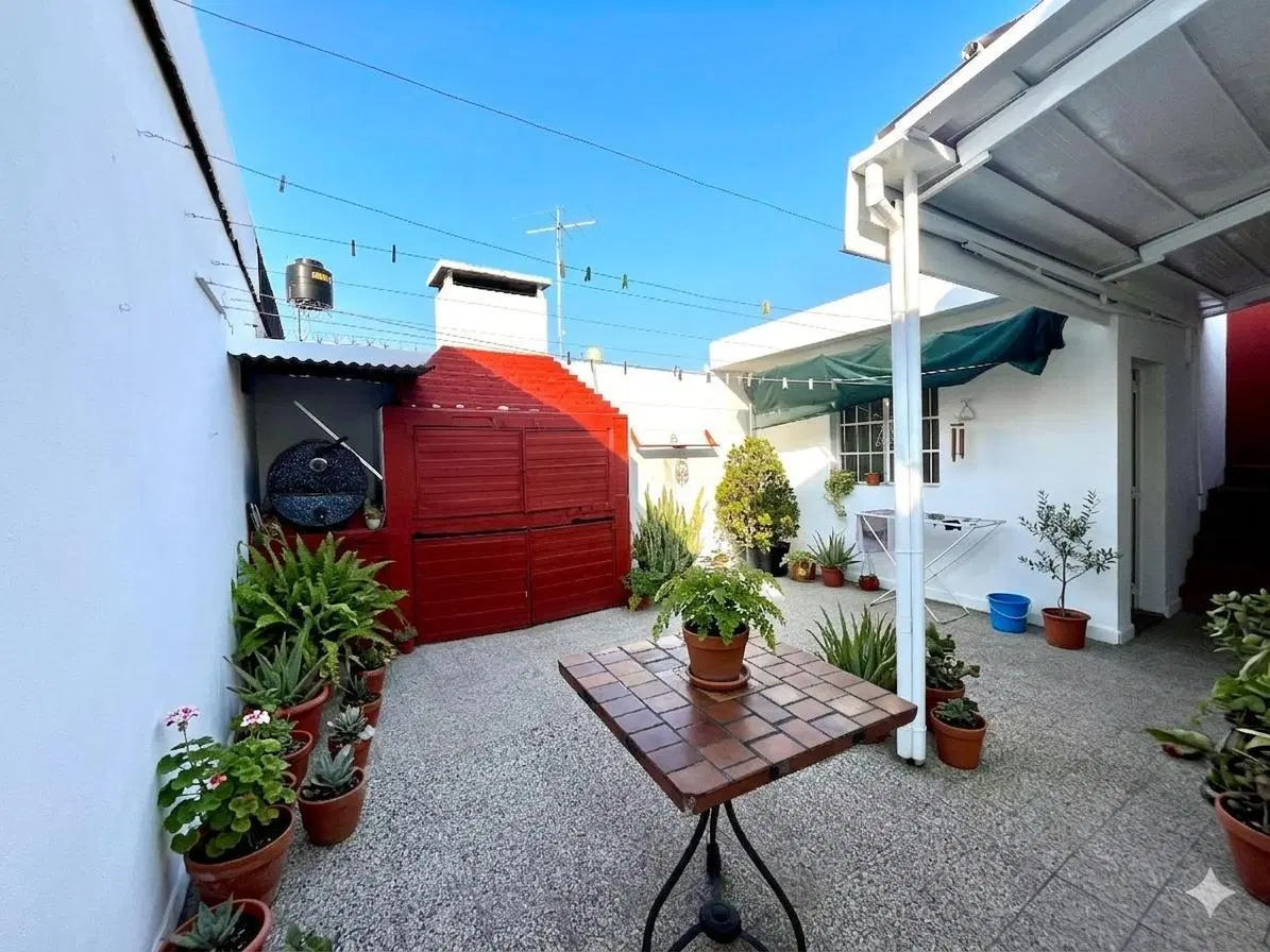 Casa en venta 2 dormitorios patio cochera Barrio Parque Casado 1