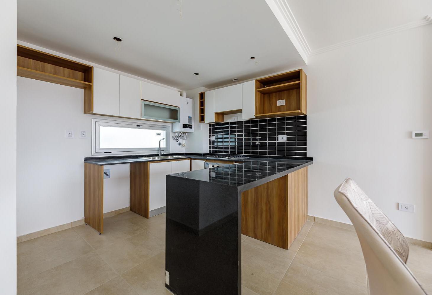 Foto de Venta tres dormitorios con cochera zona centro, imagen 2