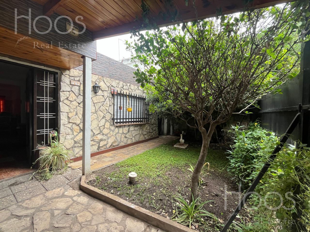 Casa 3 amb. en venta Ituzaingó Norte con cochera, patio, jardin, parrilla y terraza.