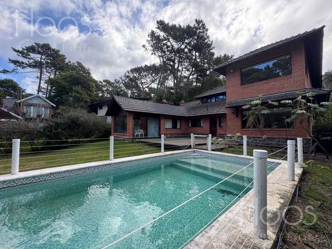 Foto de Casa en Carilo Pileta Climatizada 10 personas Quincho Parrilla Jacuzzi!, imagen 2