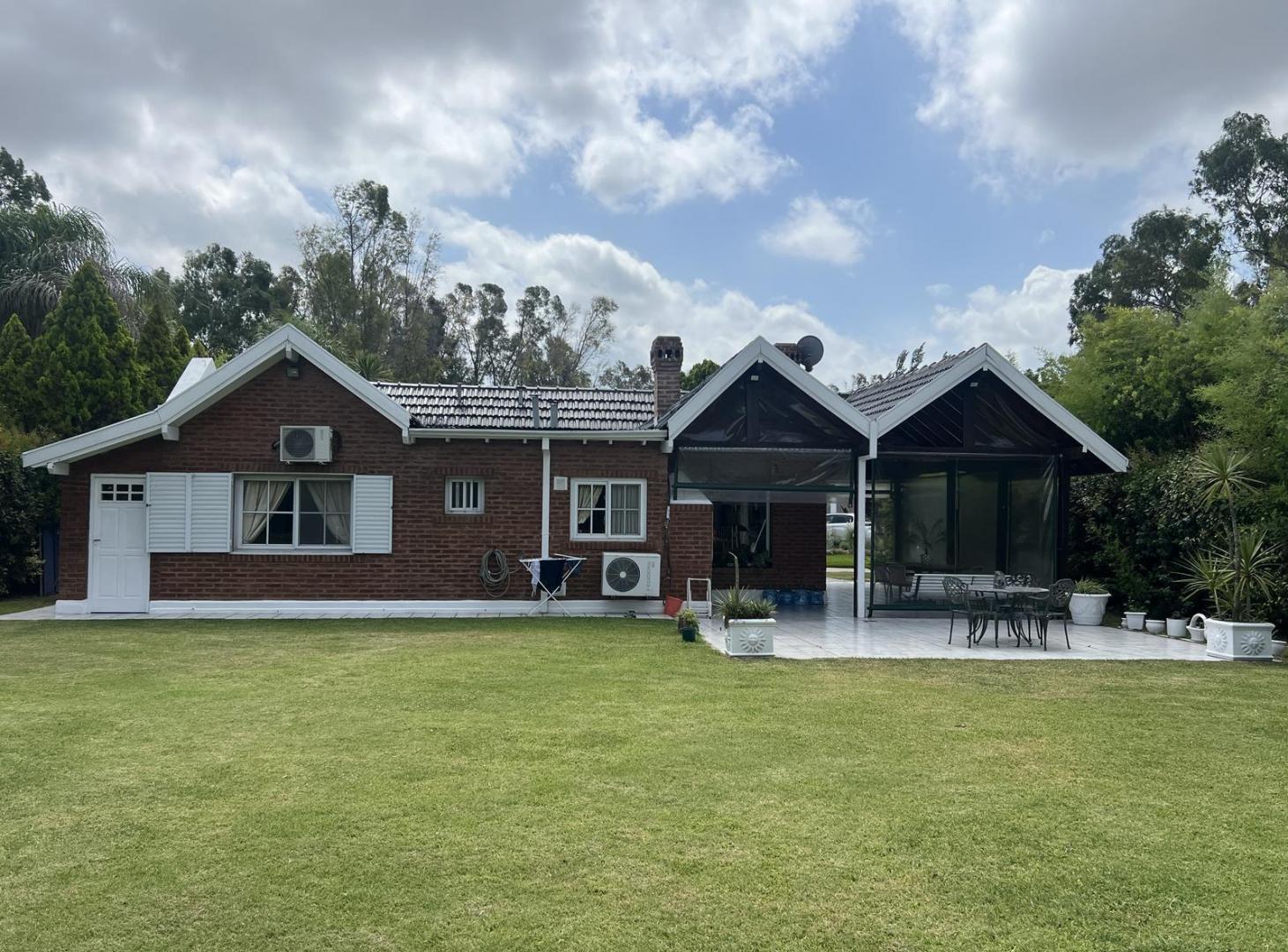 Casa en barrio Echeverria del Lago