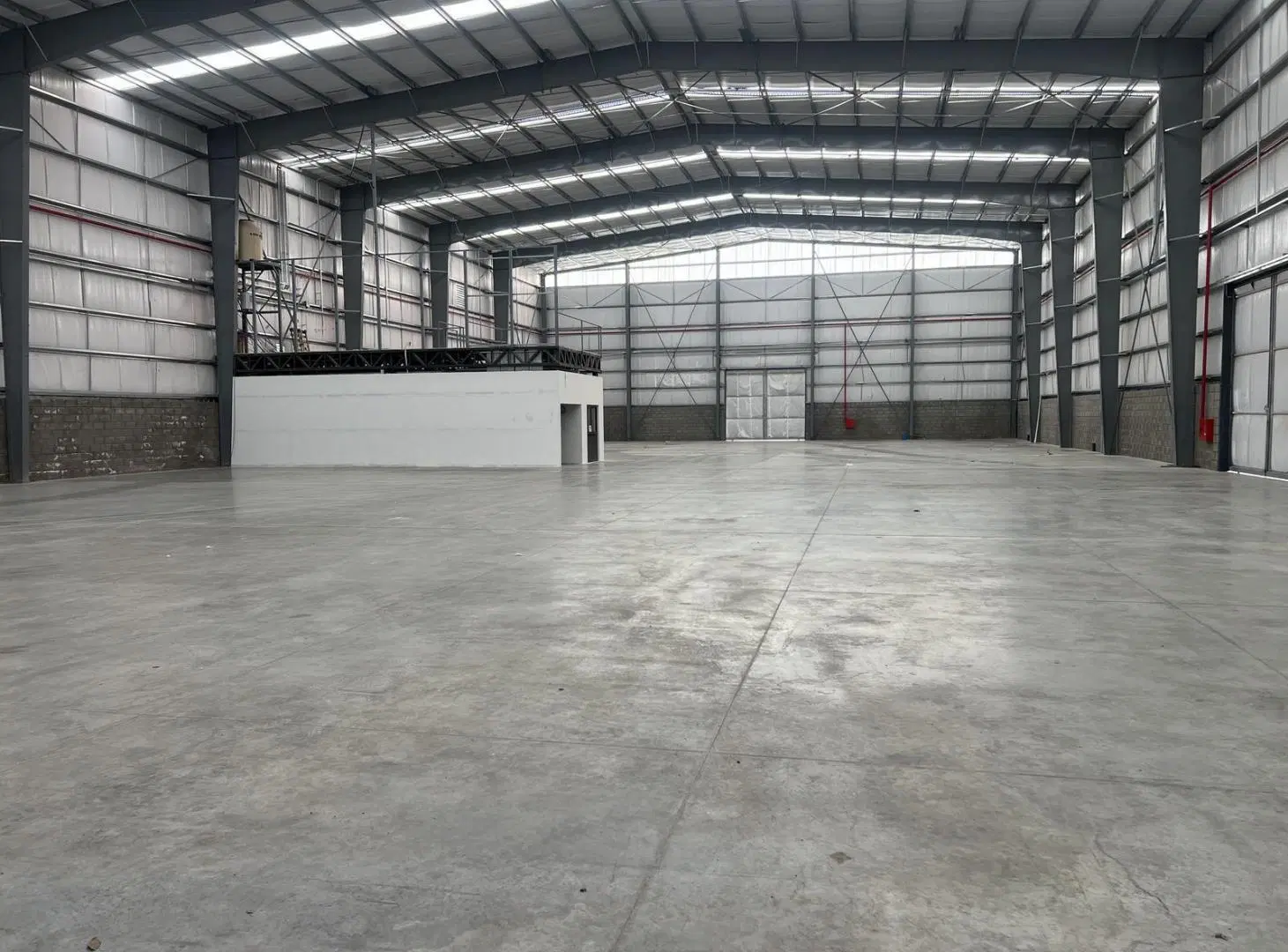 Nave de 2100m2 a metros del ingreso, en alquiler o venta en Polo Industrial Spegazzini 8