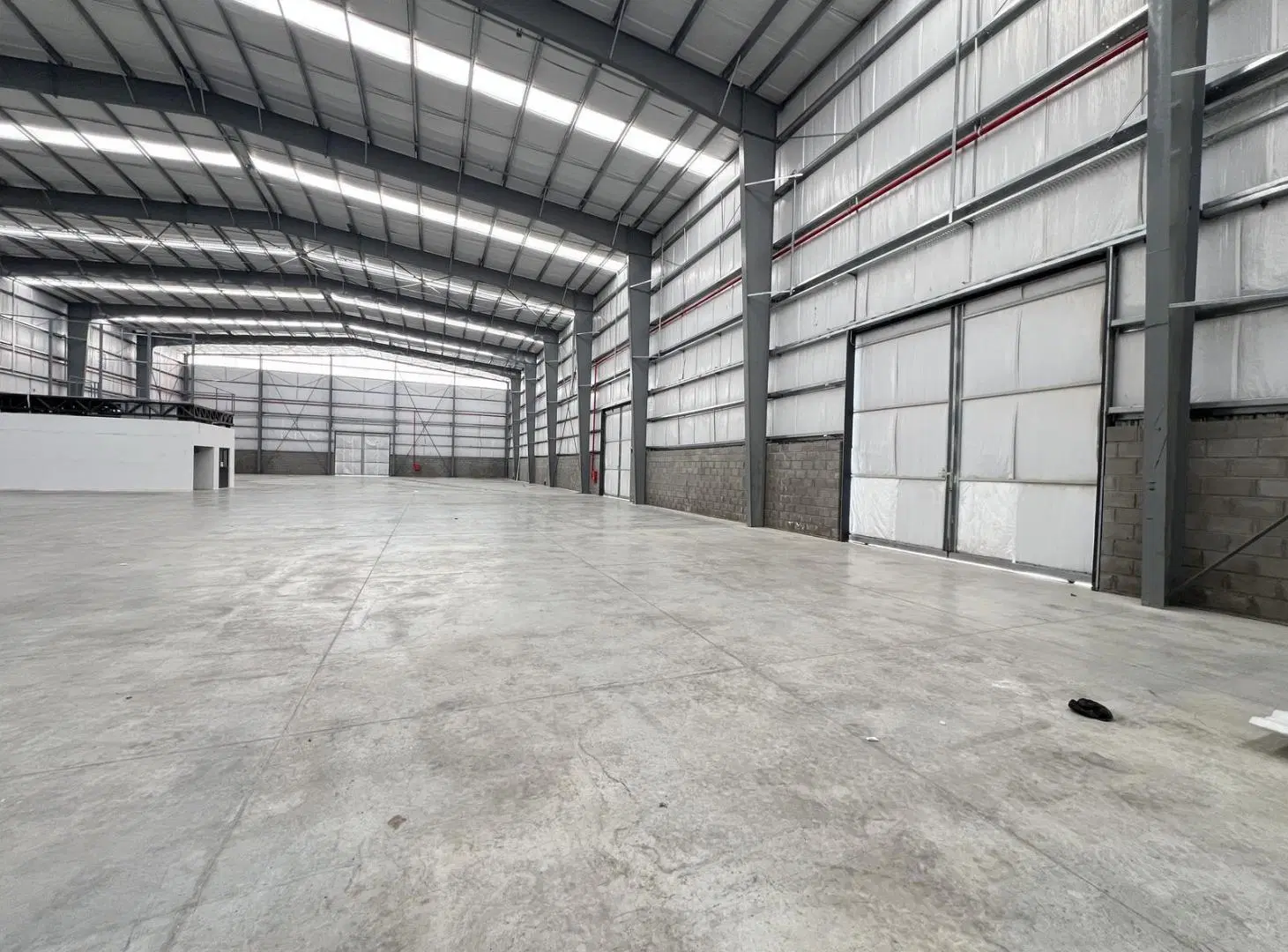 Nave de 2100m2 a metros del ingreso, en alquiler o venta en Polo Industrial Spegazzini 1