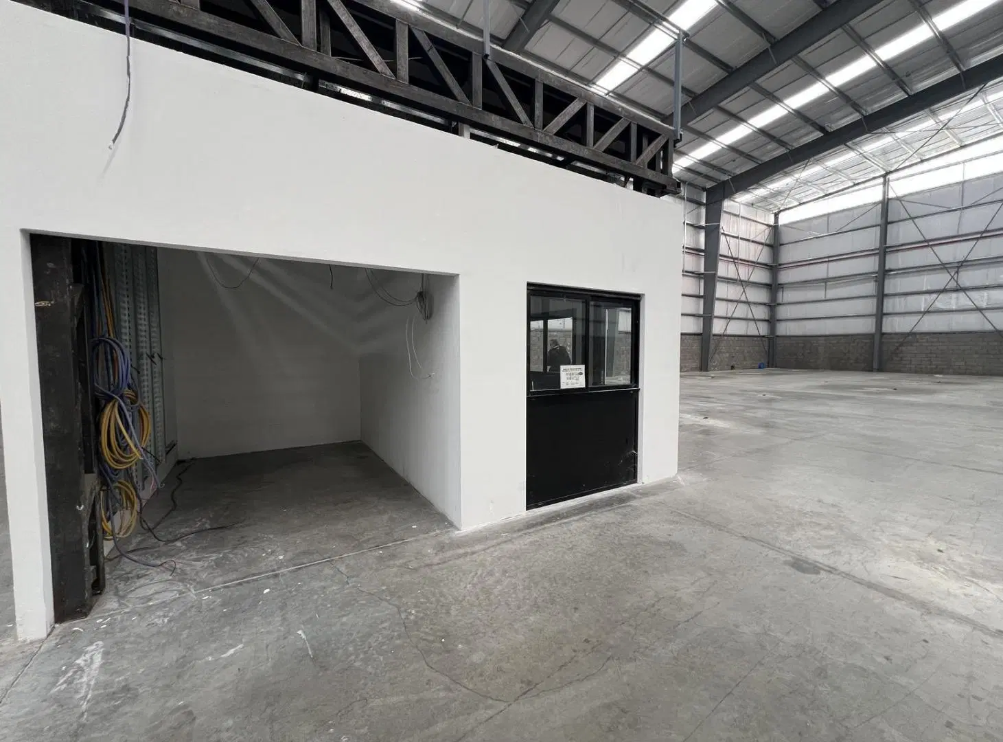Nave de 2100m2 a metros del ingreso, en alquiler o venta en Polo Industrial Spegazzini 2